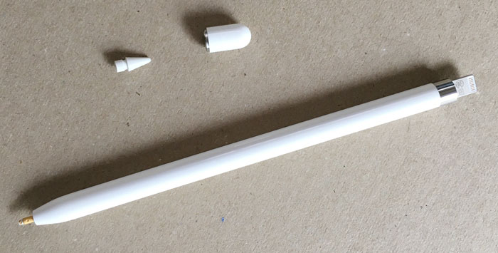 手元のApple Pencilは、ペン先とキャップを取り外してキープ